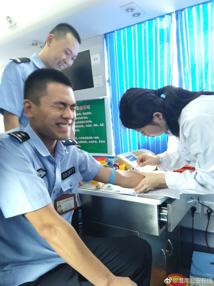 疼skr人！警察在移动献血车上的表情包亮了